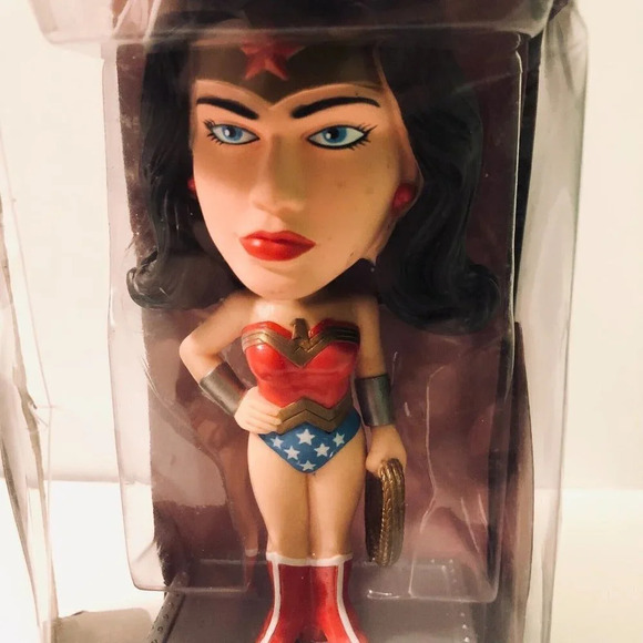 DC Universe Funko Wonder Women Wacky  Wobbler Bobble Head - Picture 2 of 16